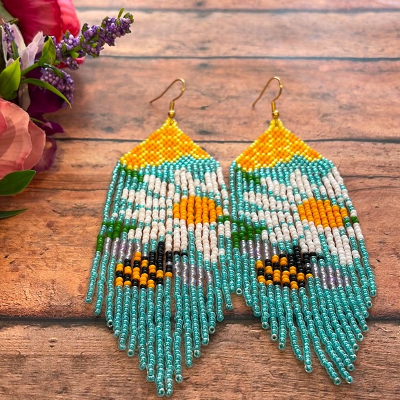 Bubble bees Beaded Earring - Picture 4 of 5